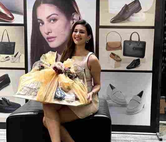 अमायरा दस्तूर पहुंचीं एलांते मॉल, 'लैंग्वेज' ब्रांड के नए कलेक्शन की जमकर की तारीफ