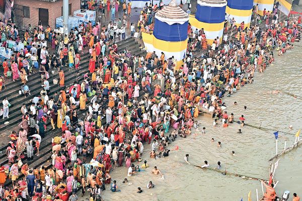 छठ पूजा के दौरान भारी जाम की आशंका के चलते दिल्ली में यातायात प्रतिबंध, मार्ग परिवर्तन की घोषणा