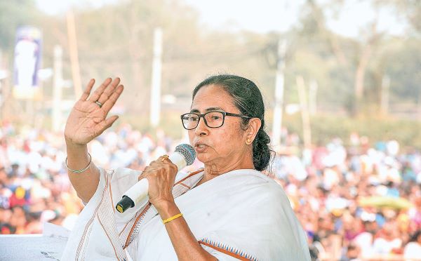 पश्चिम बंगाल : मुख्यमंत्री ममता बनर्जी ने कोलकाता में हुगली नदी किनारे छठ पूजा में हिस्सा लिया