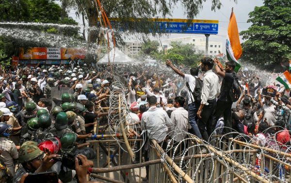 बिहार: भर्ती परीक्षाओं को रद्द करने की मांग को लेकर अभ्यर्थियों ने निकाला मार्च, कई प्रदर्शनकारी हिरासत में
