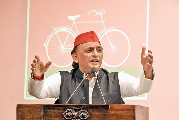 भाजपा सरकार में परियोजनाएं पूरी होने से पहले ही टूटने लगती हैं : अखिलेश