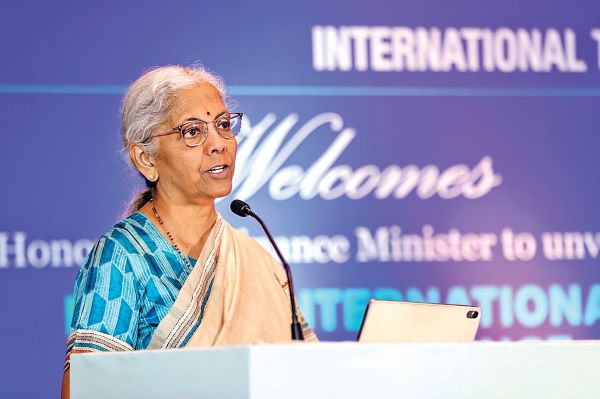 यूपीआई एमडीआर का फैसला पेशेवर, बाहरी दबाव के आरोप पूरी तरह निराधार: सीतारमण