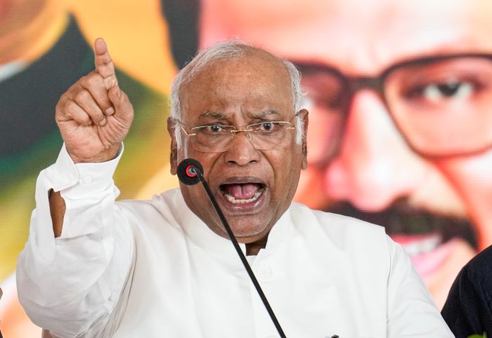 आगामी चुनावों में एसआईआर से पहले की मतदाता सूची और ईवीएम की जगह मत पत्र का इस्तेमाल हो: खरगे