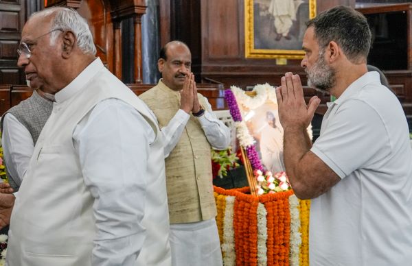 खरगे, राहुल ने बापू और शास्त्री को दी श्रद्धांजलि