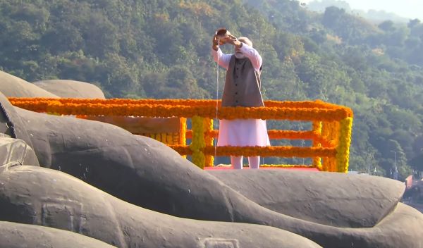 प्रधानमंत्री मोदी ने 'स्टैच्यू ऑफ यूनिटी' पर सरदार पटेल को पुष्पांजलि अर्पित की