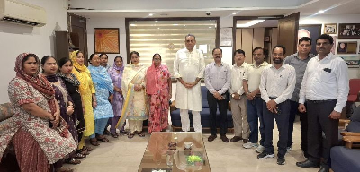 मिड-डे मील वर्करों ने लंबित वेतन को लेकर संजय टंडन से लगाई गुहार