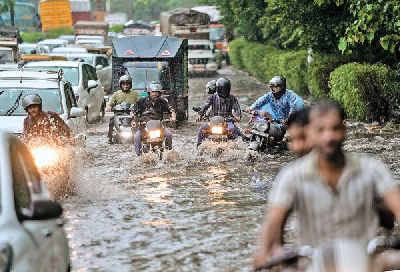 दिल्ली में भारी बारिश के कारण सड़कों पर जलजमाव, यातायात जाम से लोग परेशान