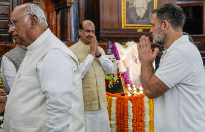 खरगे, राहुल ने बापू और शास्त्री को दी श्रद्धांजलि