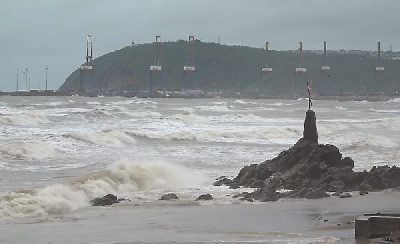 चक्रवात 'अर्नब' ने आंध्र प्रदेश का तट पार किया, सड़कें क्षतिग्रस्त, बिजली के खंभे उखड़े